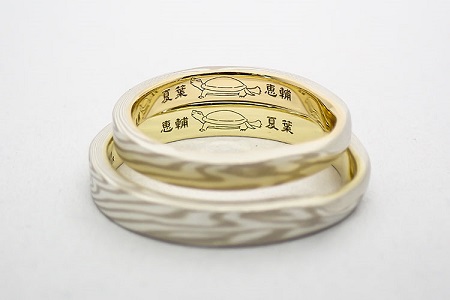 オリジナルマークの刻印が入った世界に1つの結婚指輪 | 結婚指輪